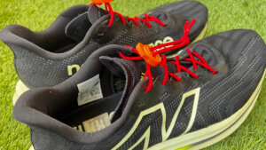 NEW BALANCE FUELCELL SUPERCOMP TRAINER V2:E o colar de calce no formato “padrão”, para mim, gera melhor suporte em toda região de calcanhar e tornozelo.