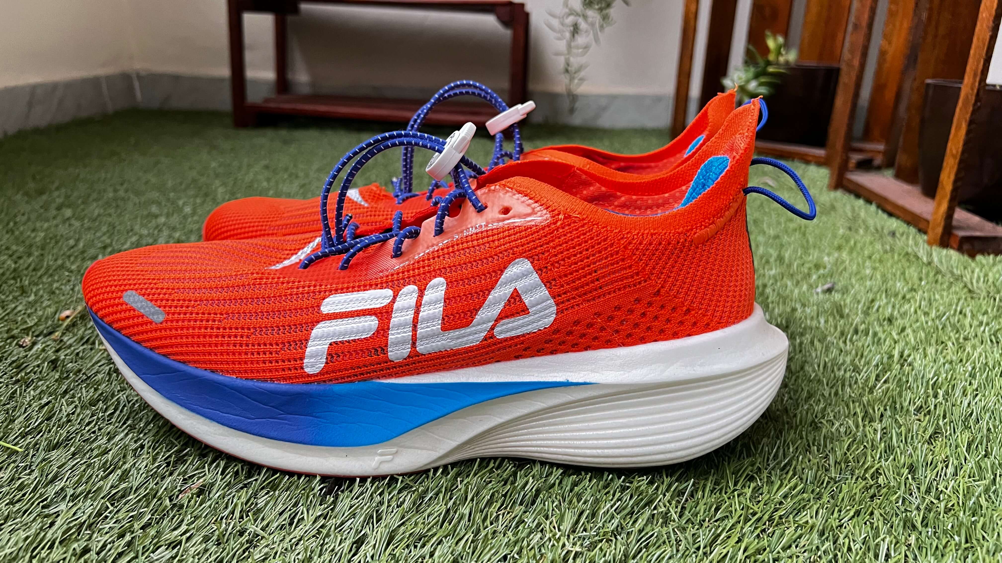 FILA RACER CARBON 2: Logo que o Fila Racer Carbon 2 foi lançado no mercado ao final do mês de agosto, o interesse por parte de corredores e triatletas em conhecer esta nova edição foi imediato. 