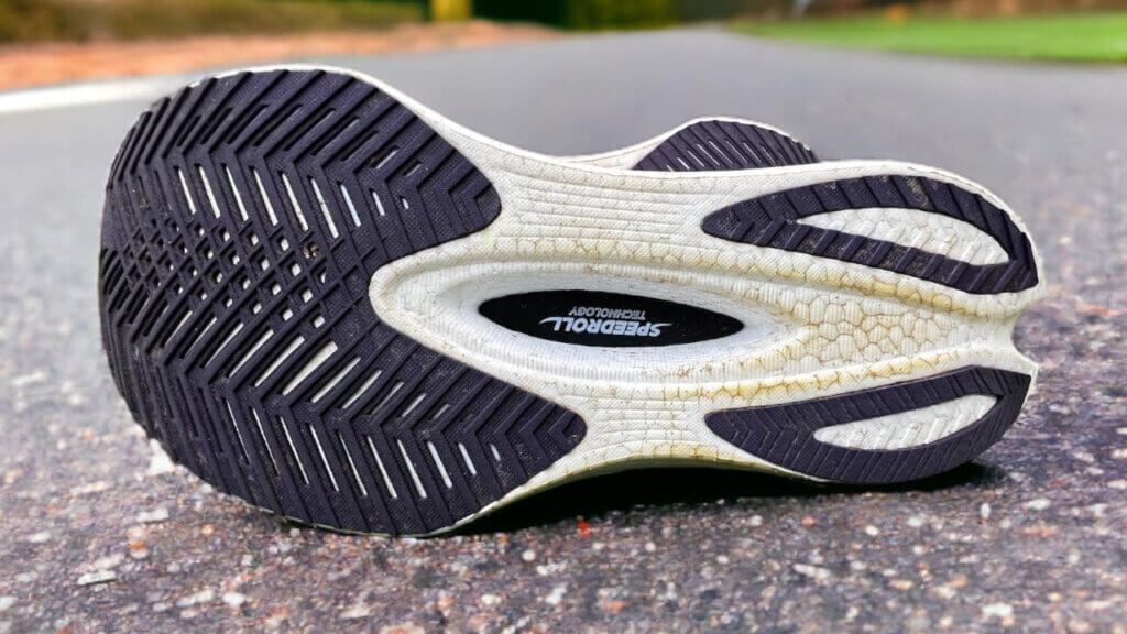 SAUCONY ENDORPHIN PRO 4:O solado tem menos ângulo de curva na área medial tanto interna quanto externa, o que contribui para uma melhor estabilidade, que já era boa no Endorphin Pro 3. 