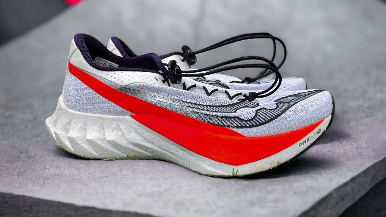 SAUCONY ENDORPHIN PRO 4: Com relação à malha de cabedal, ela é tão respirável quanto do antecessor. Não houve mudança ao posicionamento da placa de carbono.